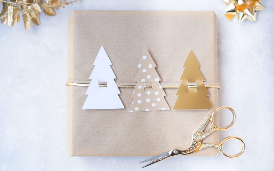 Geschenkverpackung mit Christbäumen – Freebie