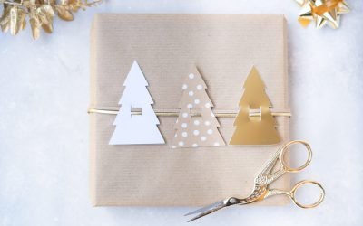 Geschenkverpackung mit Christbäumen – Freebie