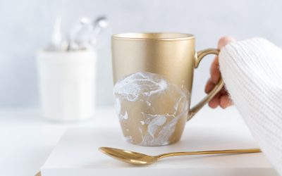 Batik Tasse – Tasse mit Nagellack gestalten