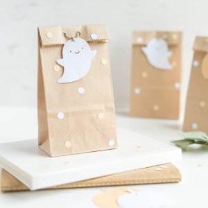 Halloween-Geschenktüte mit einem kleinen Geist darauf.