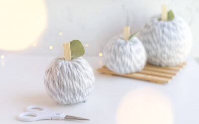 Kürbis basteln aus Wolle – herbstliche Deko